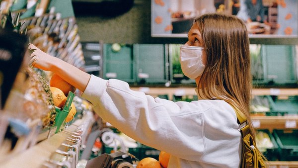 Mujer en el supermercado – inflación