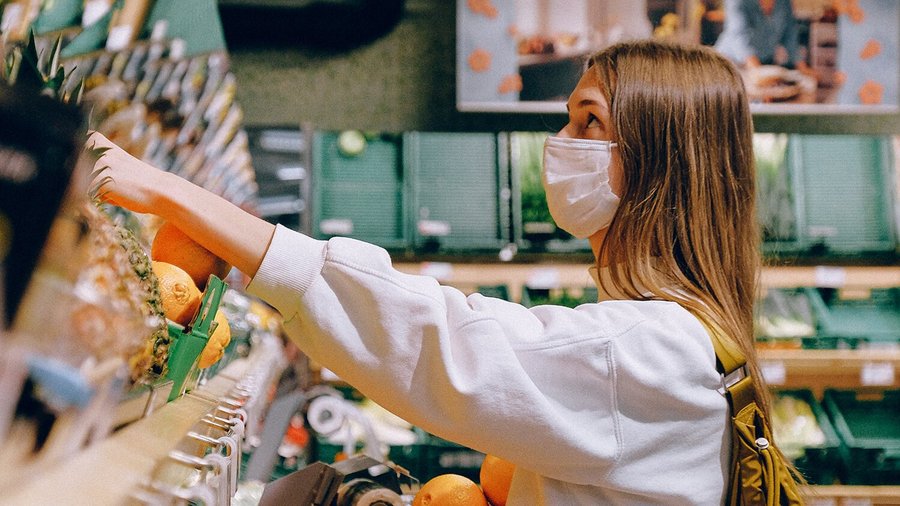 Mujer en el supermercado – inflación