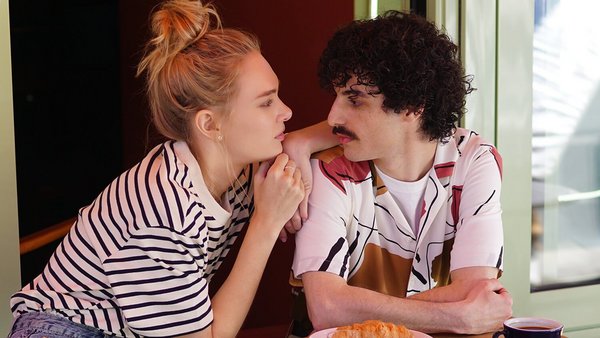 Pareja sentada en una cafetería – cuenta conjunta Pareja sentada en una cafetería – cuenta conjunta