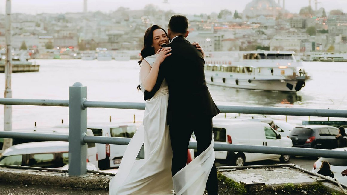 Novia y novio se abrazan riéndose – planning de boda