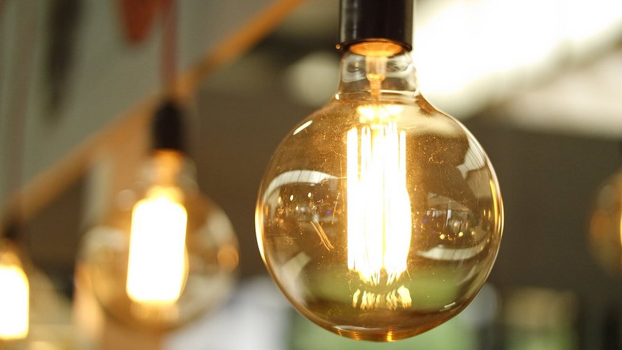 La bombilla se enciende y consume electricidad - Consumo de energía  