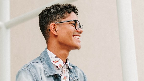 Joven se ríe con confianza - Preparándose para las negociaciones salariales Joven se ríe con confianza - Preparándose para las negociaciones salariales