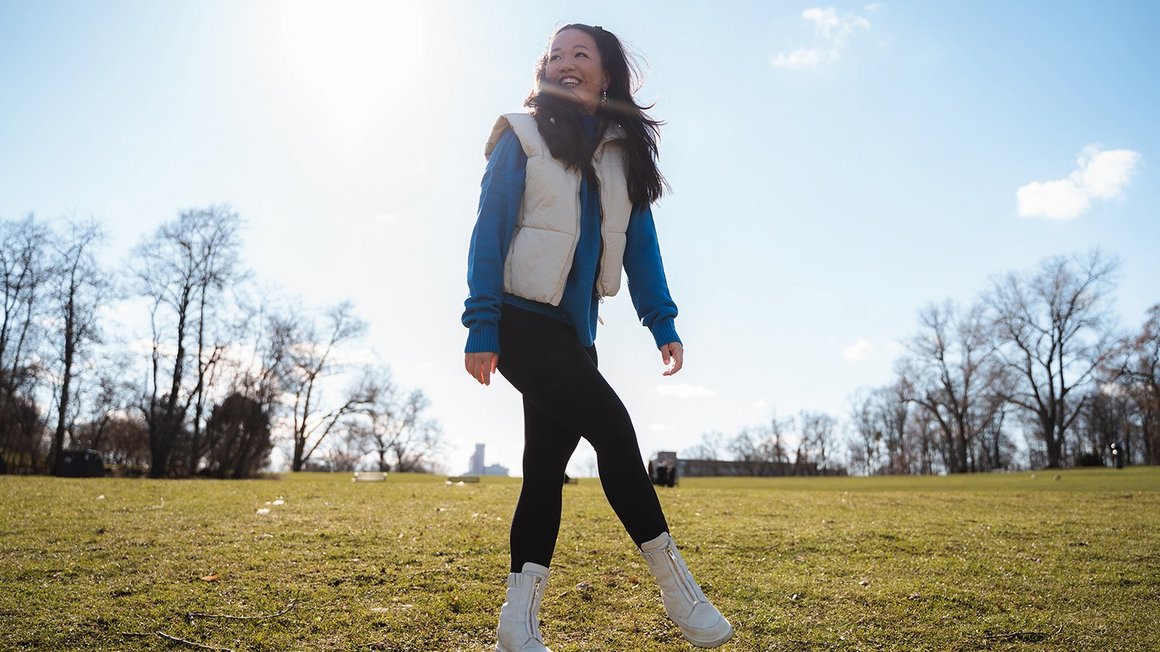 Estudiante sonriendo en un prado