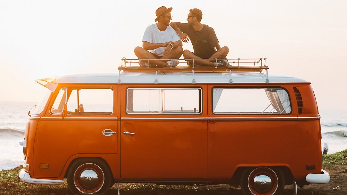 Dos hombres jóvenes sentados en una cámper - Vanlife 