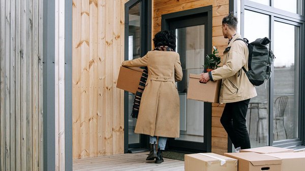 Una pareja se muda a su primera vivienda en propiedad