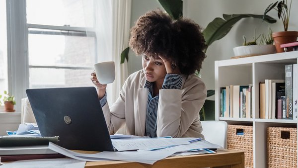 Mujer se sienta estresada en su escritorio – salud mental Mujer se sienta estresada en su escritorio – salud mental