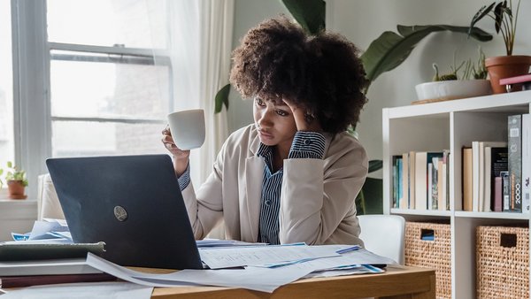 Mujer se sienta estresada en su escritorio – salud mental