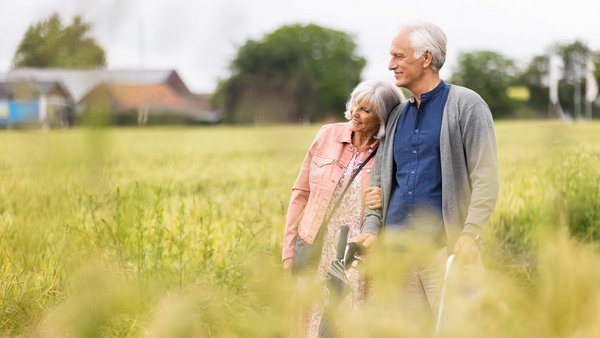 Jubilados paseando - Seguro obligatorio de pensiones
