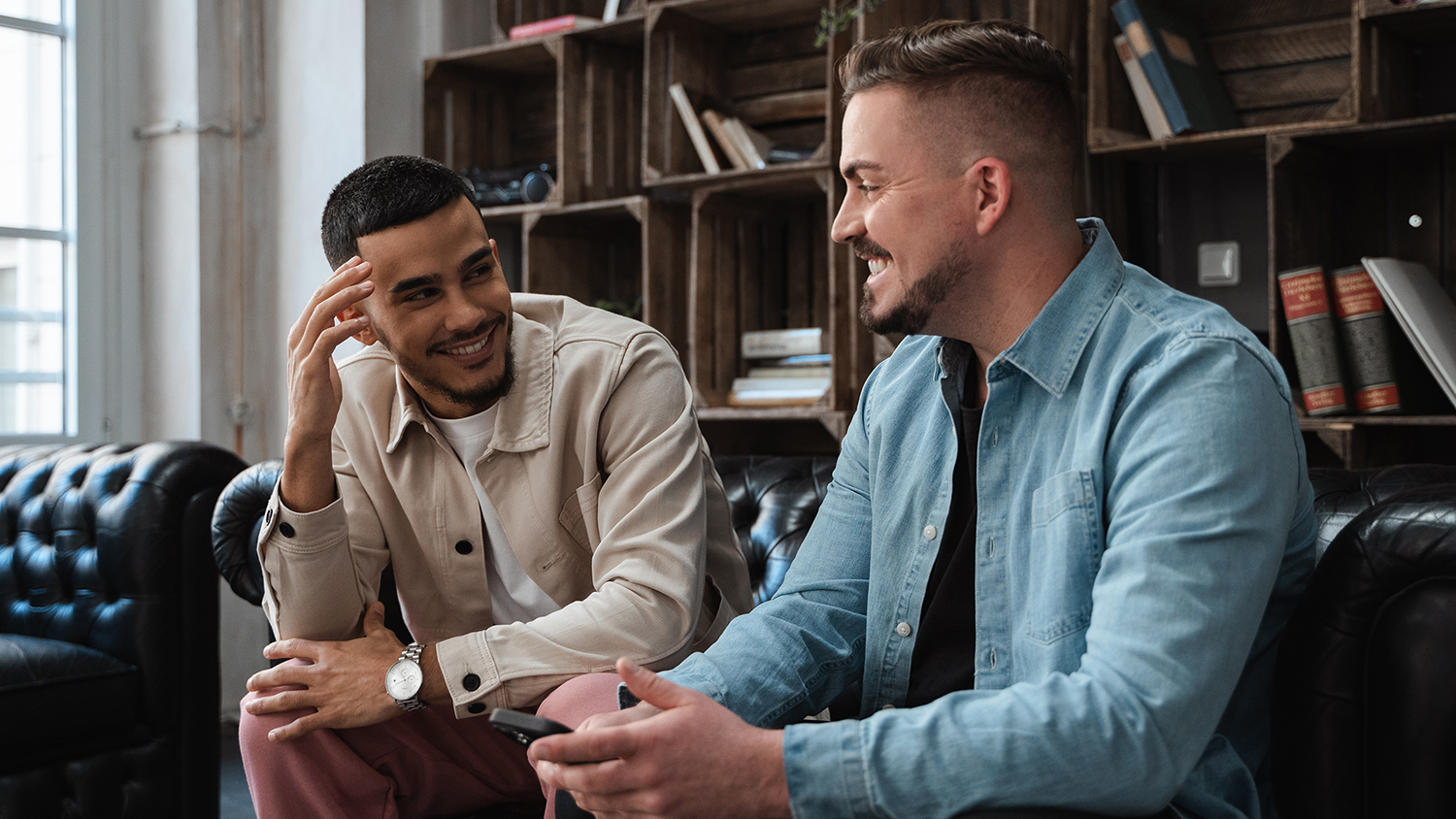 Los jóvenes y las pensiones Dos estudiantes hablando en un sofá