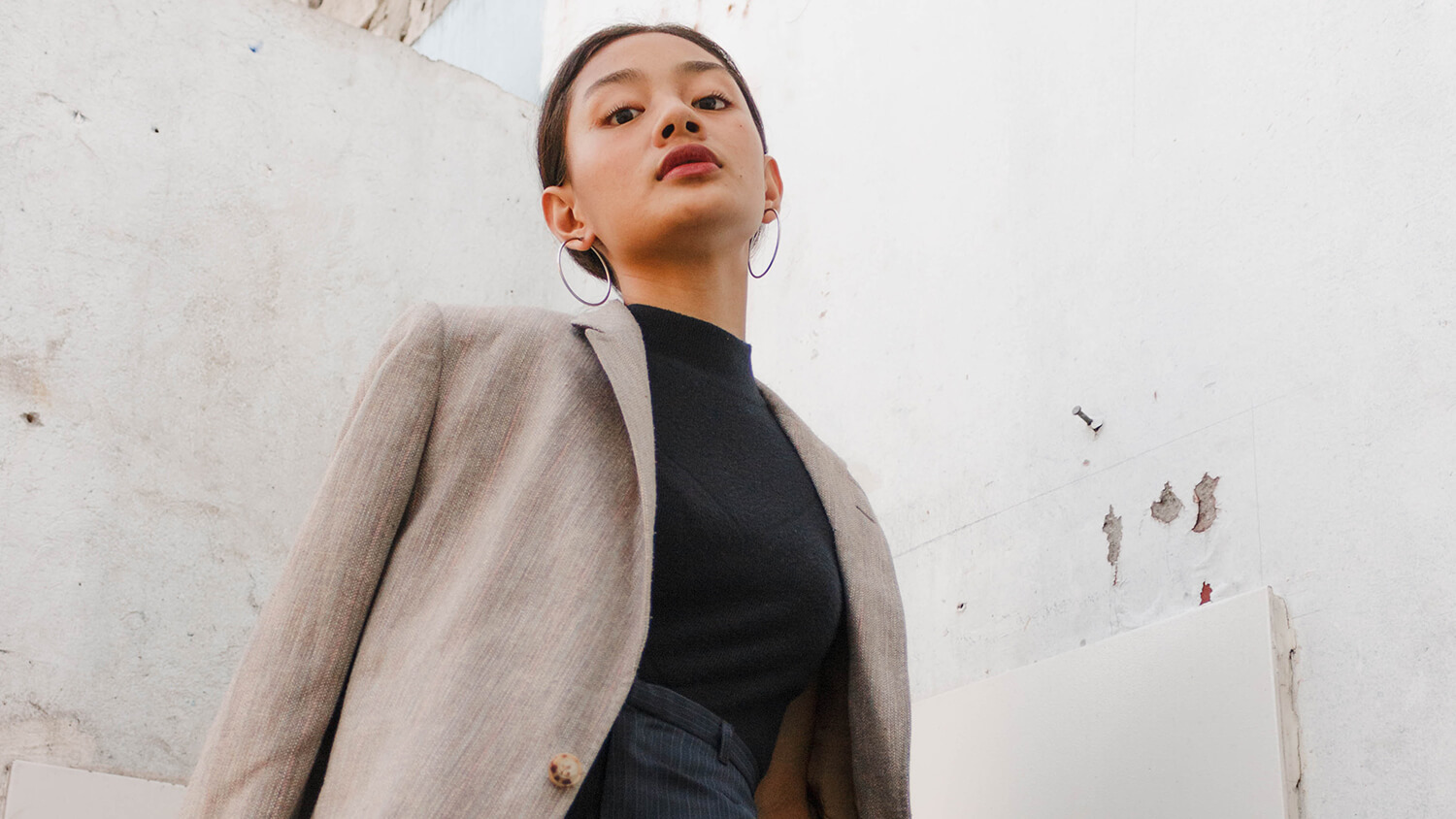 Mujer empoderada mira a la cámara - negociando un incremento salarial Mujer empoderada mira a la cámara - negociando un incremento salarial