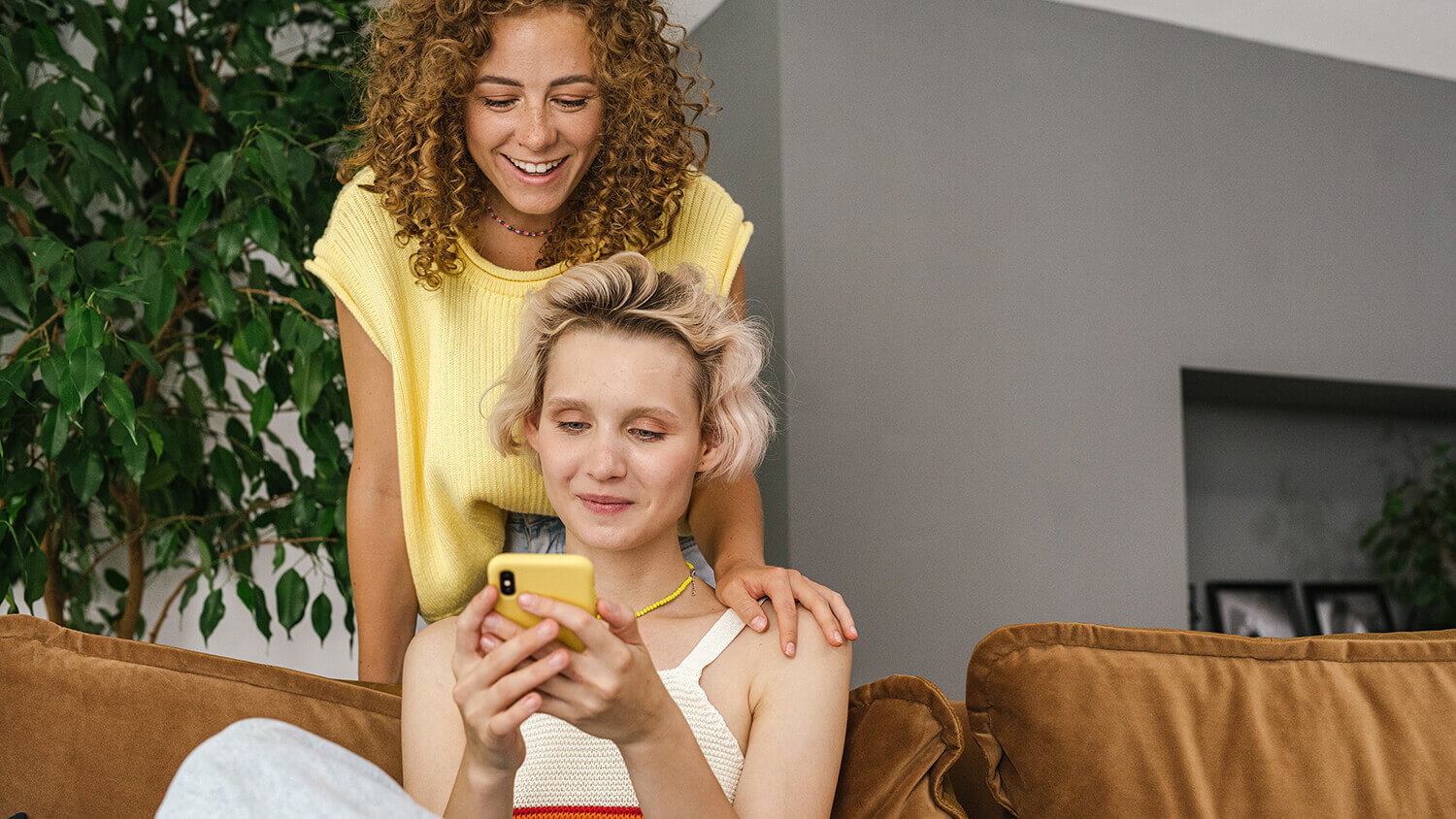 Pareja planeando abrir una cuenta conjunta Pareja planeando abrir una cuenta conjunta