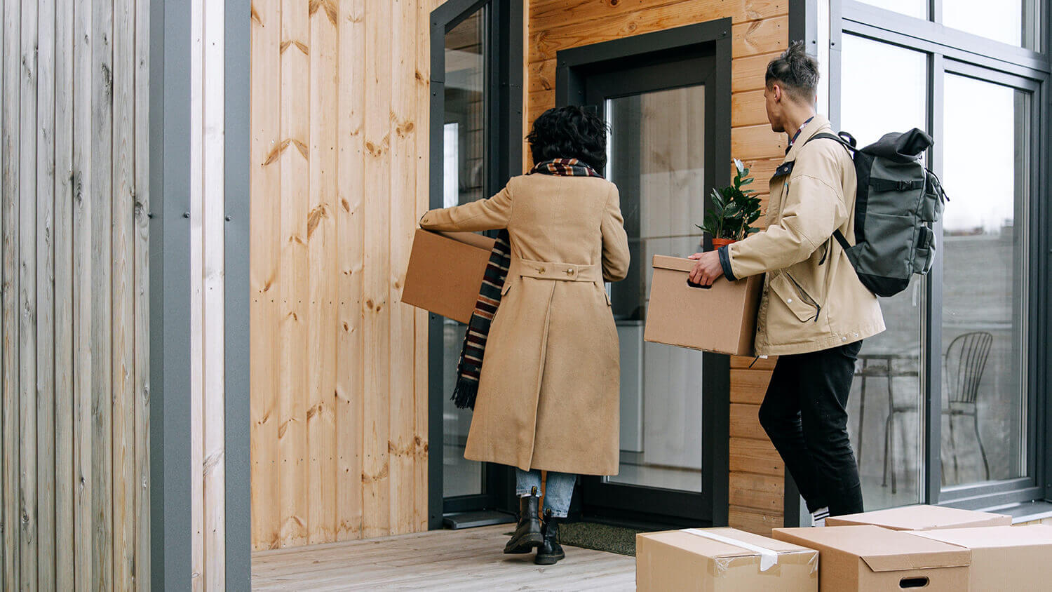 Una pareja se muda a su primera vivienda en propiedad