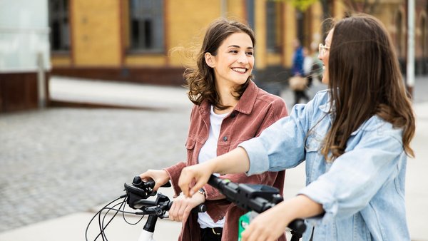 Dos estudiantes antes de ir a la universidad - financiación de estudios Dos estudiantes antes de ir a la universidad - financiación de estudios