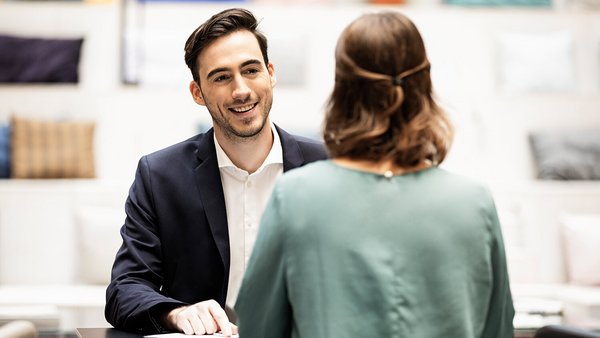 Consultor financiero entrevista a candidatos