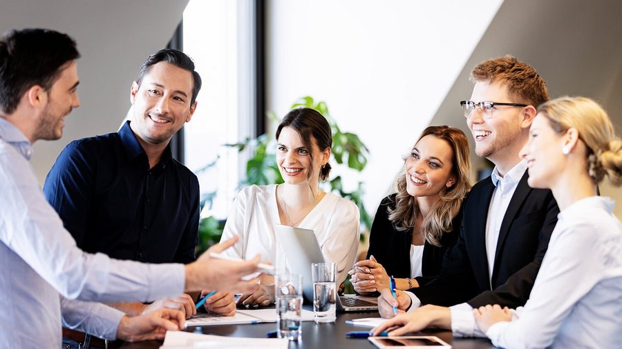 Consultor financiero en conversación en la mesa de conferencias de OVB