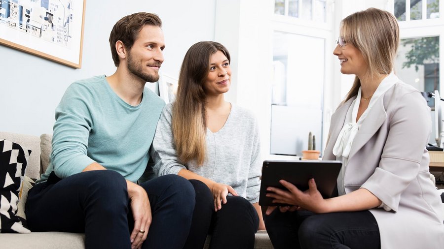 Consultor financiero hablando con los clientes