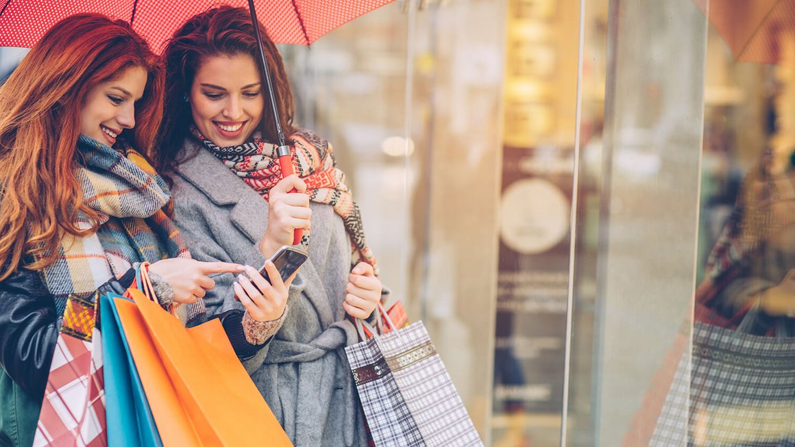 Dos mujeres jóvenes de compras – Consumo consciente y sostenibilidad 
