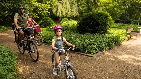Familia excursión en bicicleta - fondo de viaje Familia excursión en bicicleta - fondo de viaje