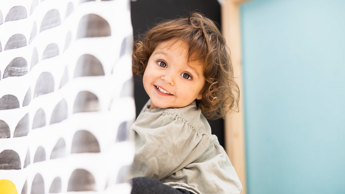 Niña riéndose - Comienza a ahorrar dinero para tus hijos con un plan de ahorro para niños