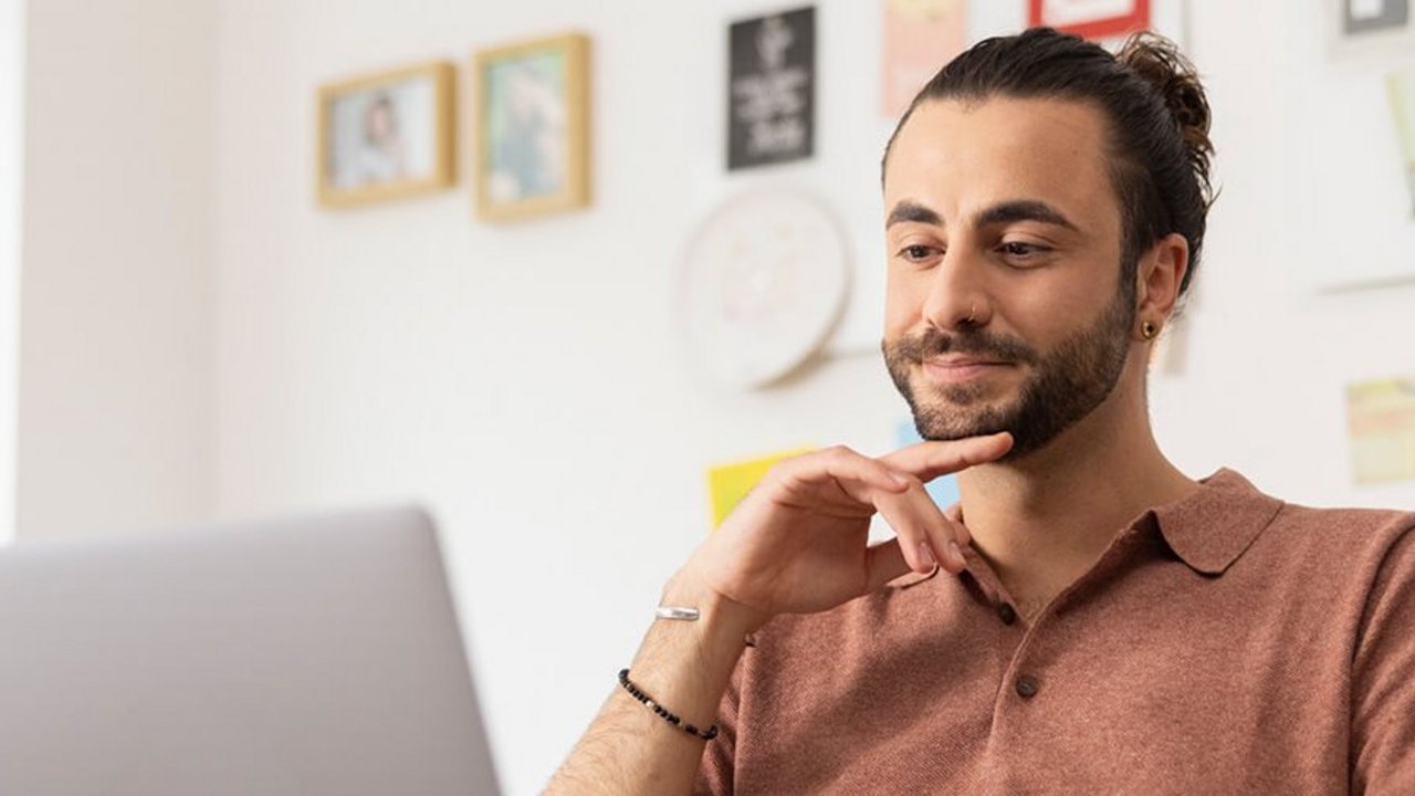 Hombre mirando el portátil para obtener información