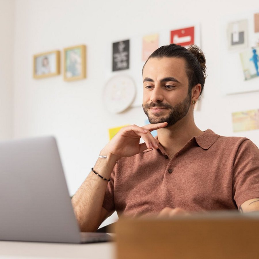 Un hombre se plantea ser consultor financiero de OVB