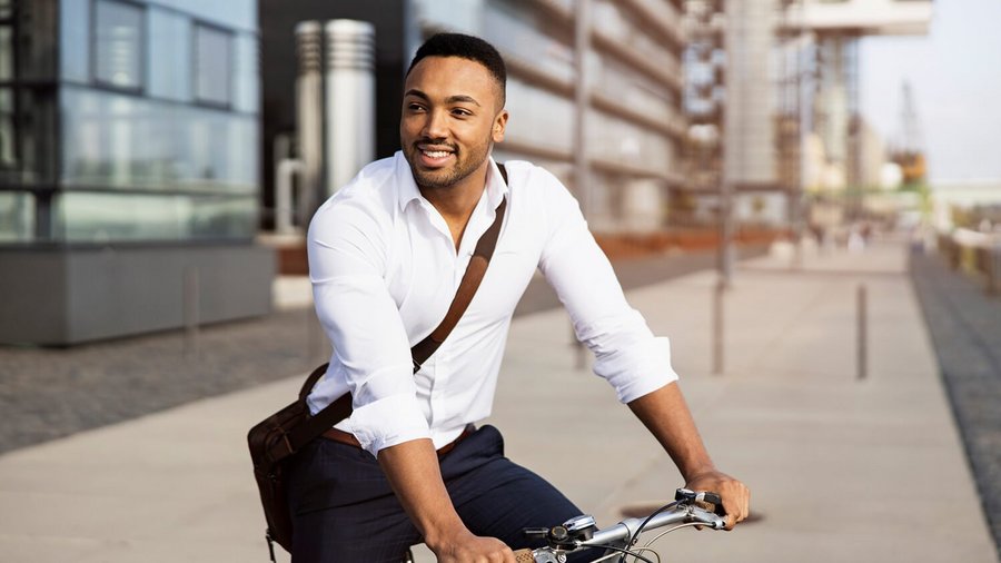Joven solicitante con bicicleta como consultor financiero de OVB