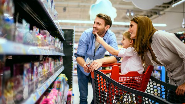 Familia comprando en un supermercado Familia comprando en un supermercado