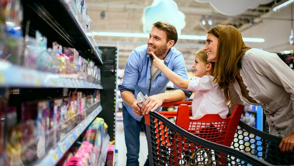 Familia comprando en un supermercado
