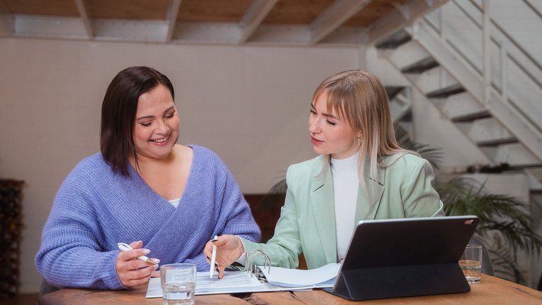 Pareja satisfecha con el consultor financiero de OVB
