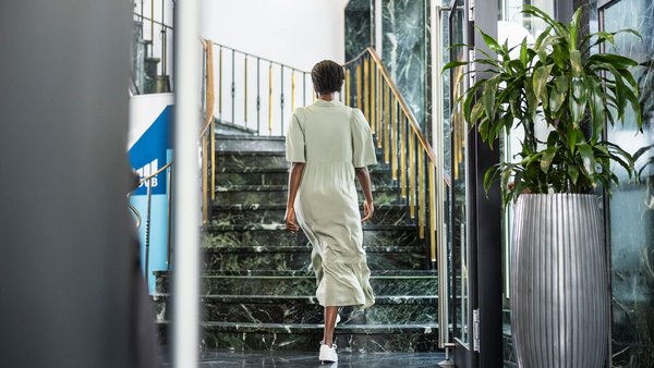 Mujer en una escalera – inicio de carrera Mujer en una escalera – inicio de carrera