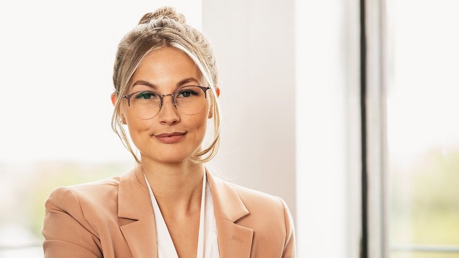 Joven aspirante con gafas como consultor financiero de OVB