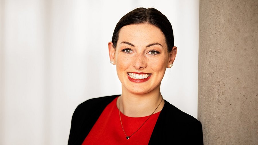 Mujer sonriente como consultora financiera de OVB