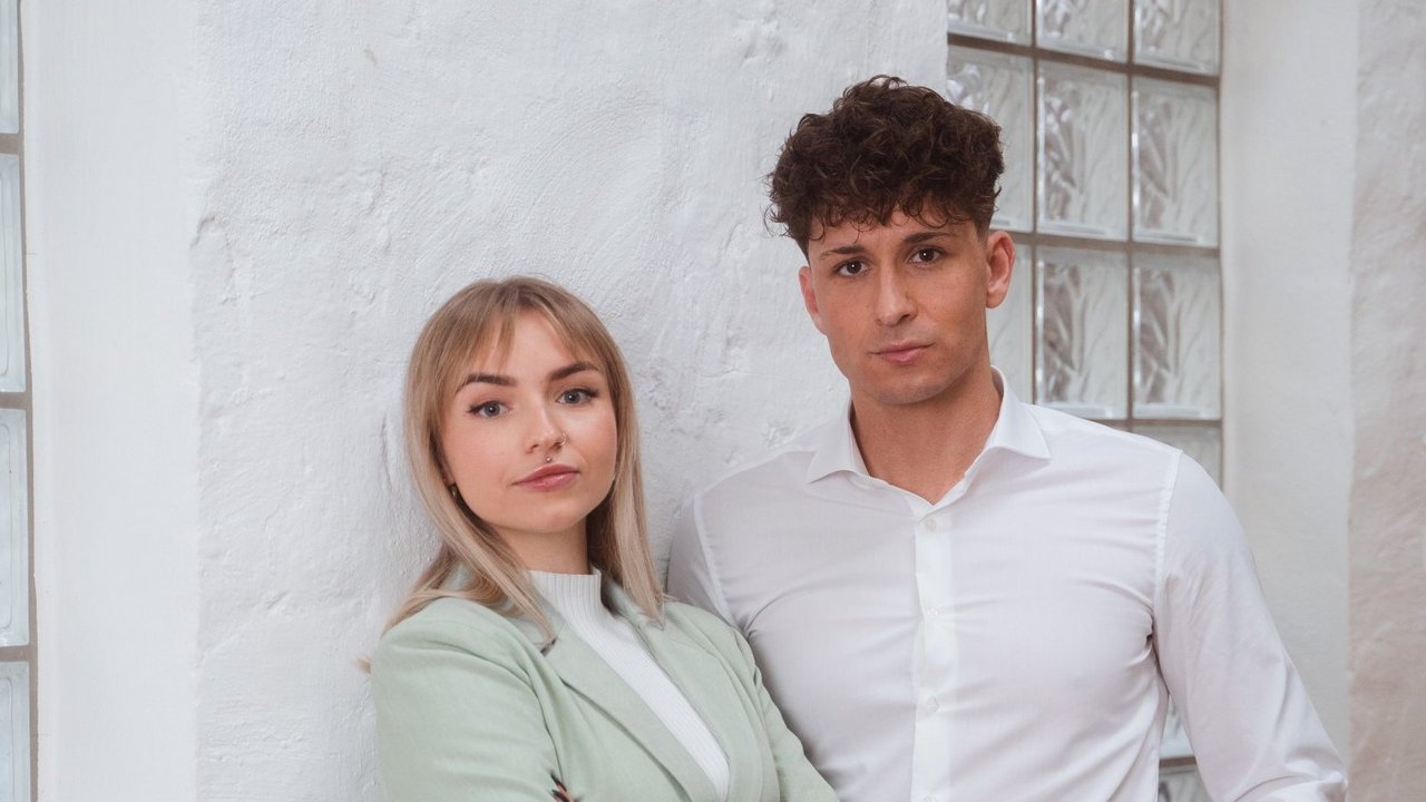 Joven mujer y joven hombre con ropa de negocios