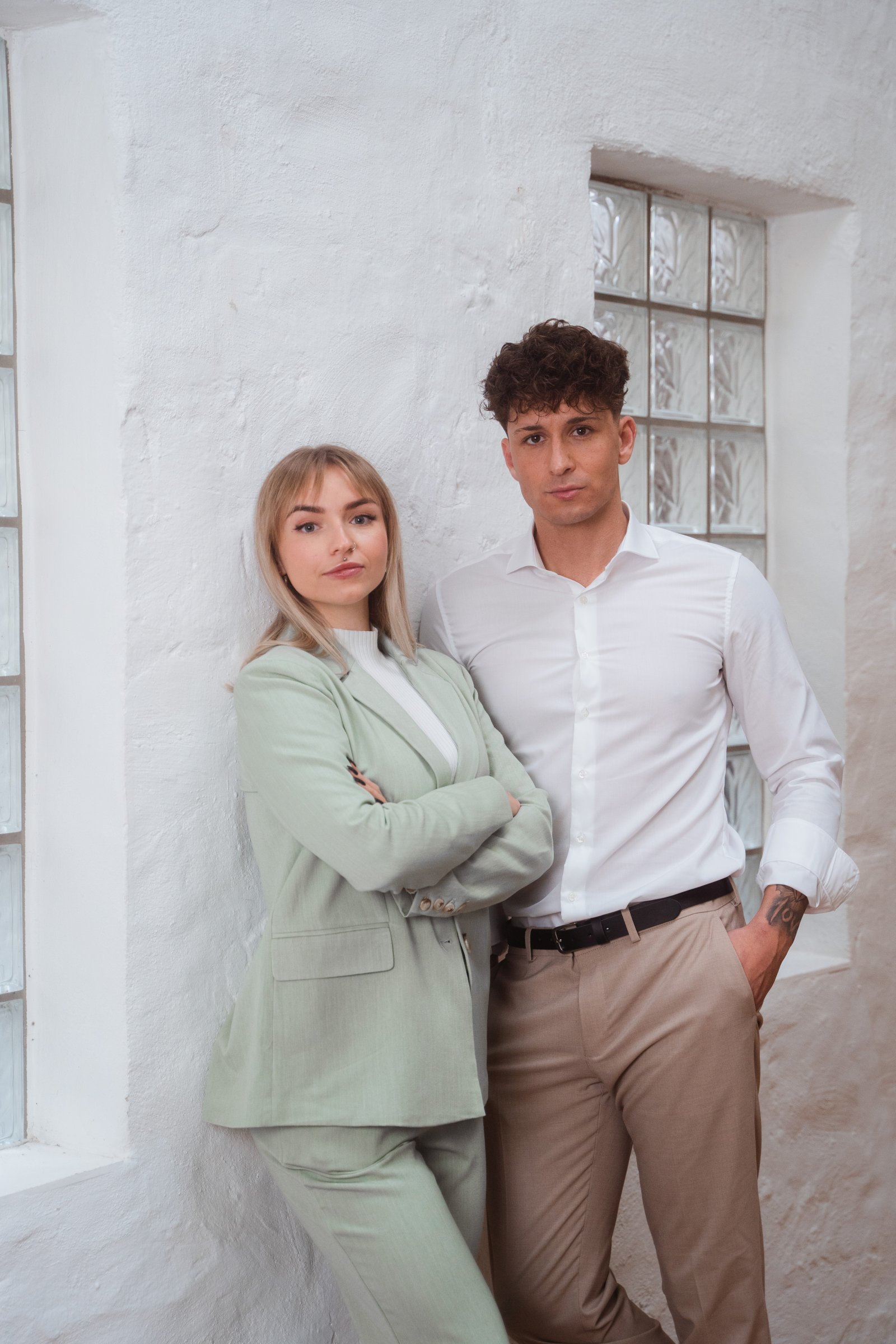 Joven mujer y joven hombre con ropa de negocios